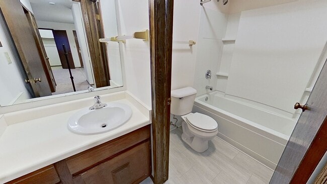 Building Photo - Lower 1 Bedroom 1 Bathroom Apartment is Available