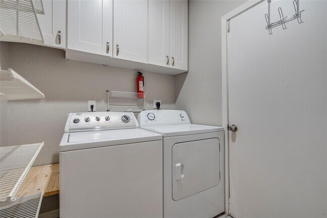 Building Photo - 10803 Sans Souci Pl