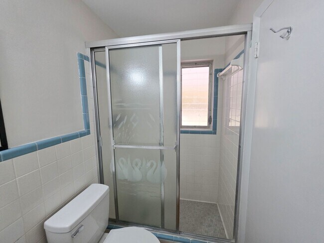 Building Photo - 3/2 with Florida room and Carport