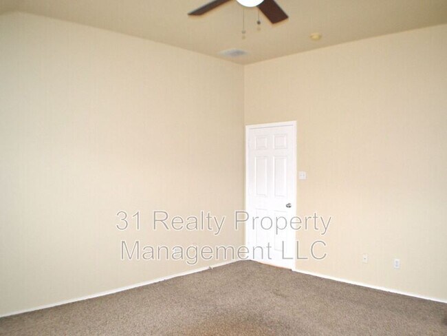 Building Photo - 1013 Clear Creek Dr