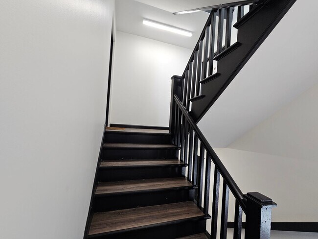 Building Photo - 306-306 E 19th St