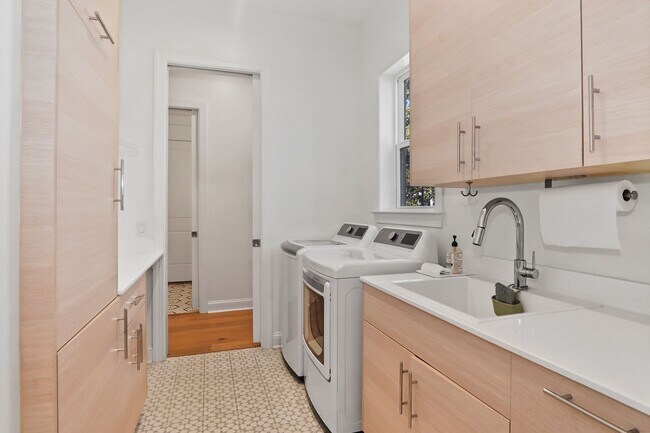 Building Photo - Pool/ Waterfront/ Custom Home in Waterways!