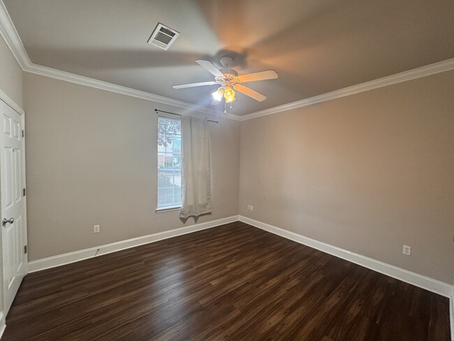 Building Photo - 900 Dean Lee Dr