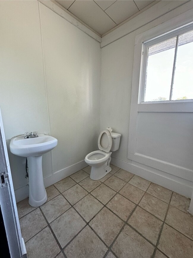 Building Photo - 311 N Confederate Ave