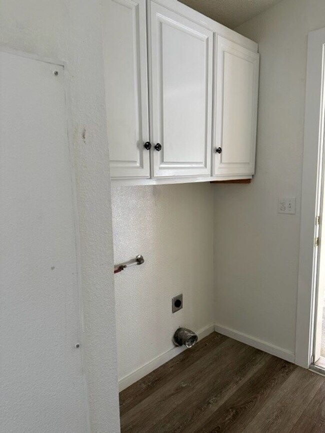Building Photo - FREE RENT AND $1,000 SECURITY DEPOSIT - Single Level Updated Home w/ Spacious Yard and Loads of S...