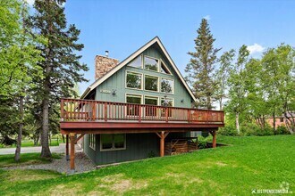 Building Photo - Hillside Retreat