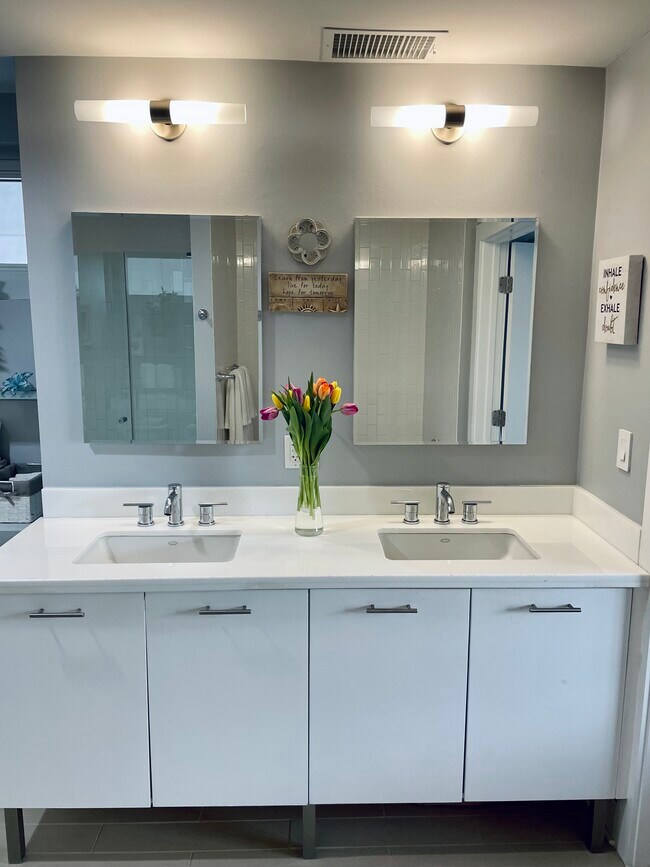 Building Photo - 603 Davis St