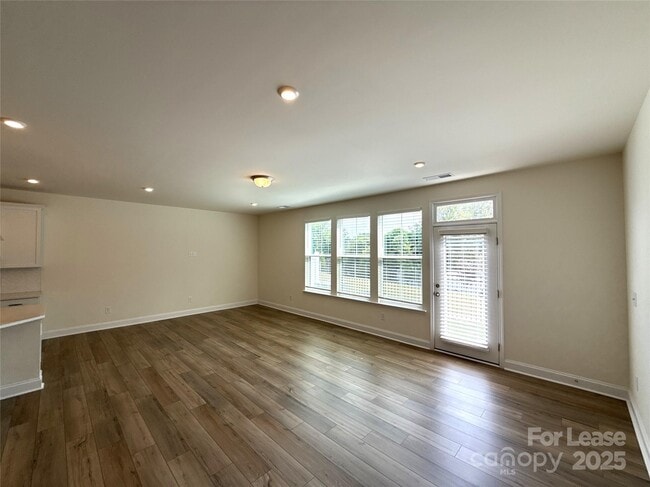 Building Photo - 6032 Mariemont Cir