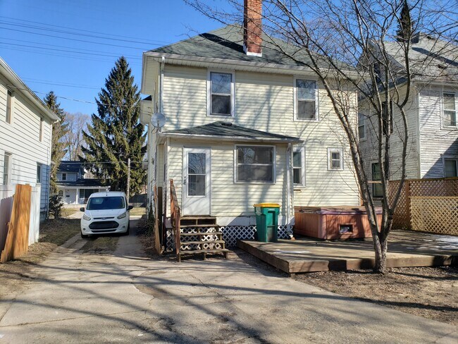 Building Photo - 106 E Lorain St