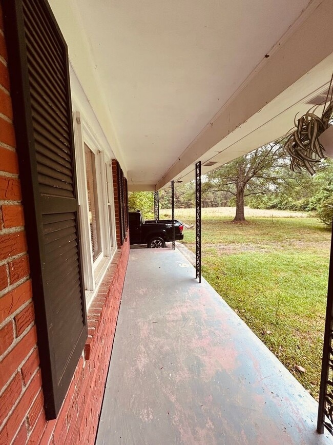Building Photo - Charming Country Living - 3BR Brick Ranch in Round O