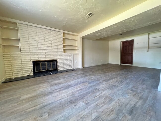 Building Photo - 4 Bedroom/2 Bathroom House in Midvale