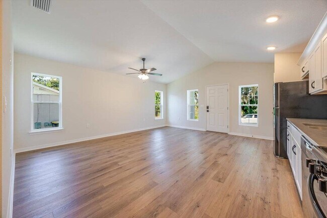 Building Photo - 1164 Fairway Dr