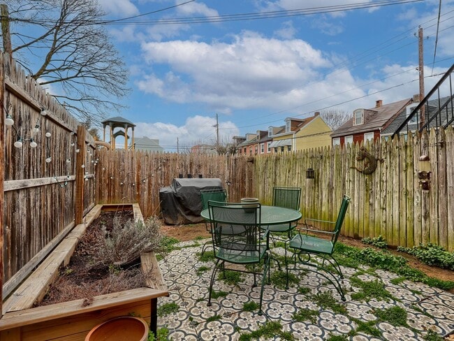 Building Photo - 207 Calder St
