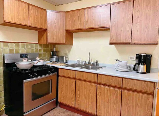 Building Photo - 5432 Baywood St