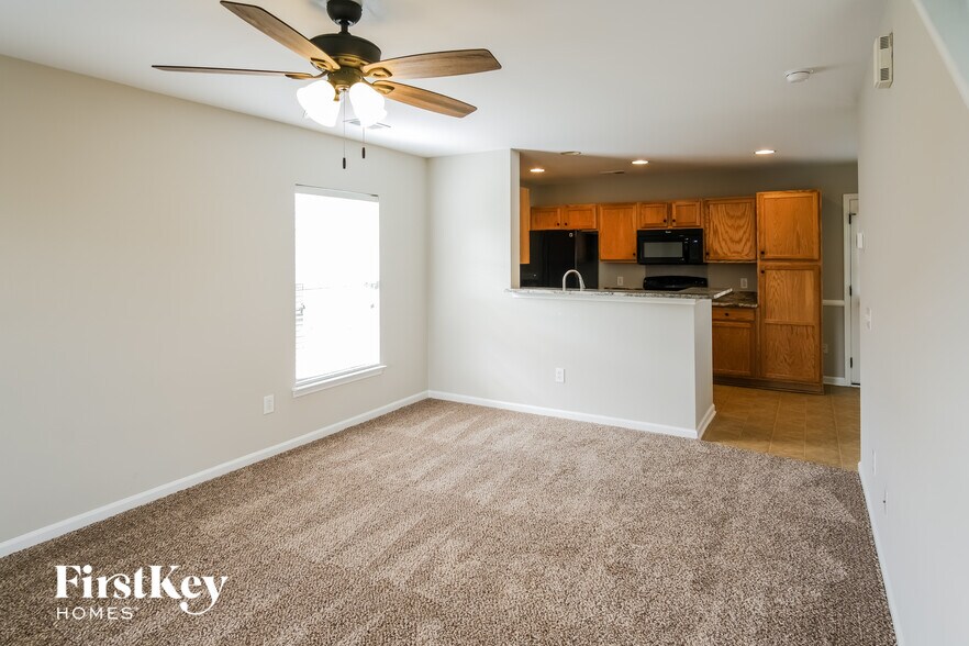 Building Photo - 615 Silver Moss Dr