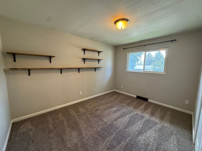 Building Photo - Stylish Tri-Level with Bonus Living Space ...