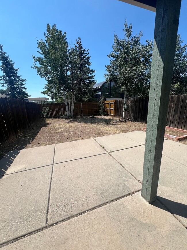 Building Photo - AVAILABLE NOW: 3 Bedroom Townhome Westside...