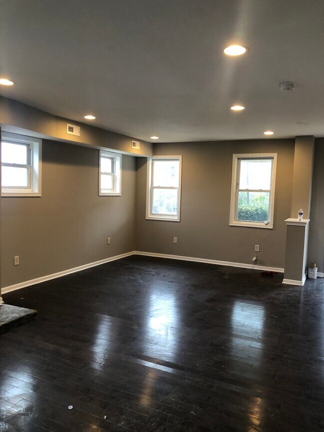 Building Photo - 3 Bedroom 2 Bathroom recently renovated townhouse in Baltimore Voucher Approved