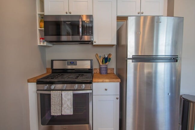 Building Photo - Airbnb Short-Term Rental Cozy two Bedroom one bath ranch style home Mayfield Heights