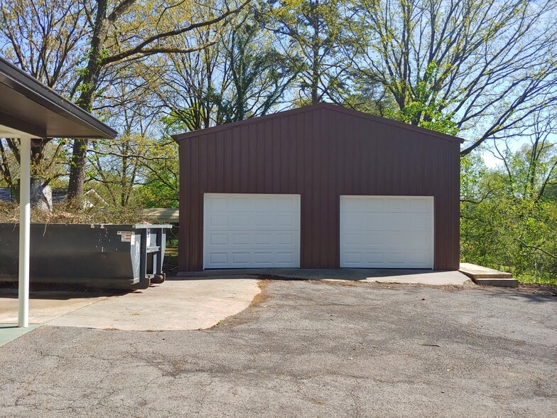 Huge Garage for parking or Storage - 115 Elm St