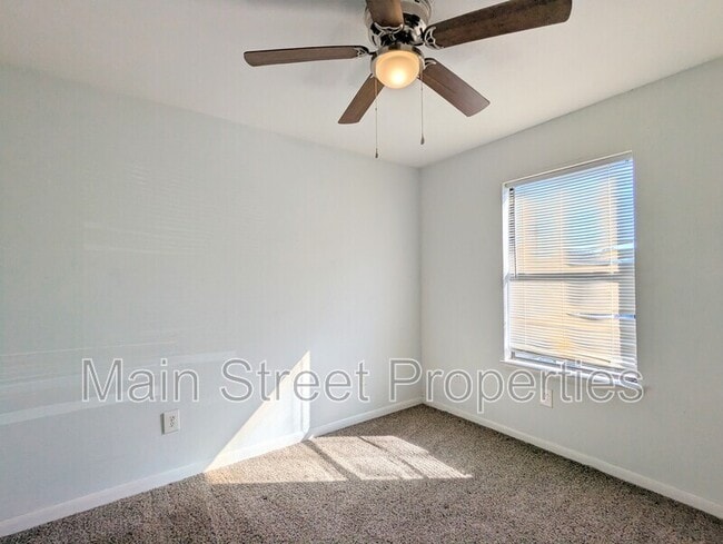 Building Photo - 3202 Redwood Ln