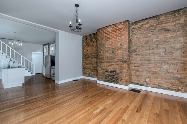 Building Photo - Remodeled 5 bedroom/2 bathroom in South Side