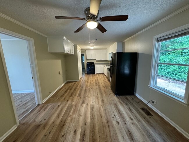 Building Photo - Nice 3/1 House in East Rome- $1,195