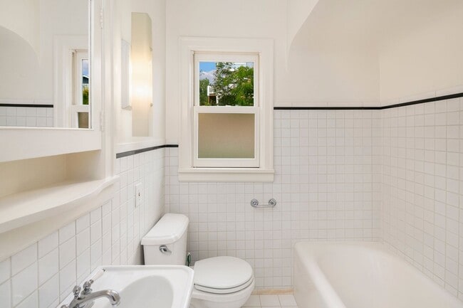 Building Photo - 3bd/2ba Seattle Home