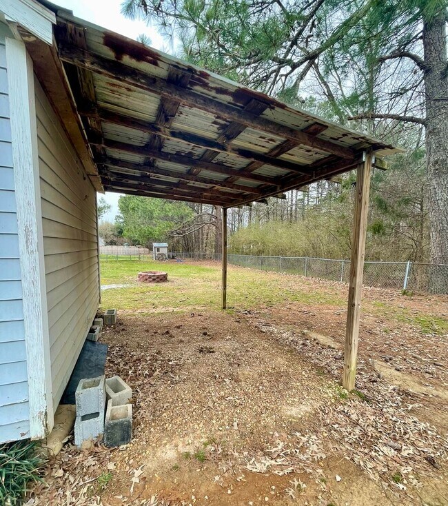 Building Photo - Lovely home east of Athens! Fenced back yard!