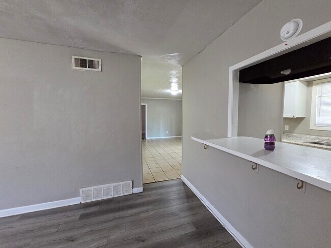 Building Photo - 3021 Ashwood St