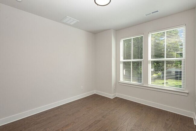 Building Photo - Townhome in West Charlotte