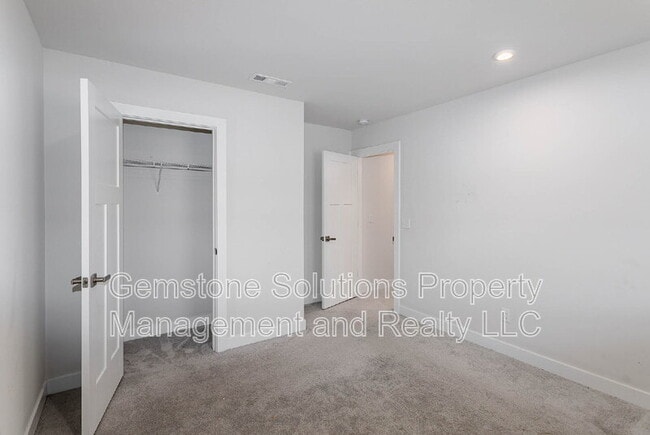 Building Photo - 3301 Somerset Ln