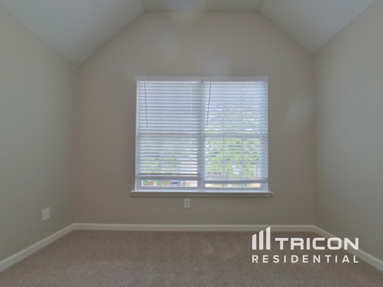 Building Photo - 3011 Summer Breeze Dr