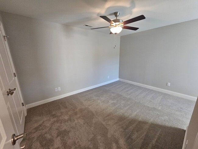 Building Photo - LUXURY TOWNHOME  IN THE CENTER OF MANCHESTER!