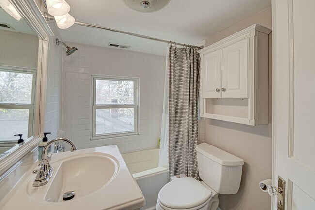 Building Photo - Washington Park 3BR 2Bth Home - available now for both short or long term lease