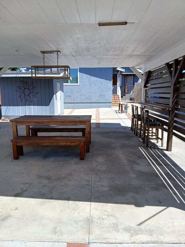 Building Photo - 560