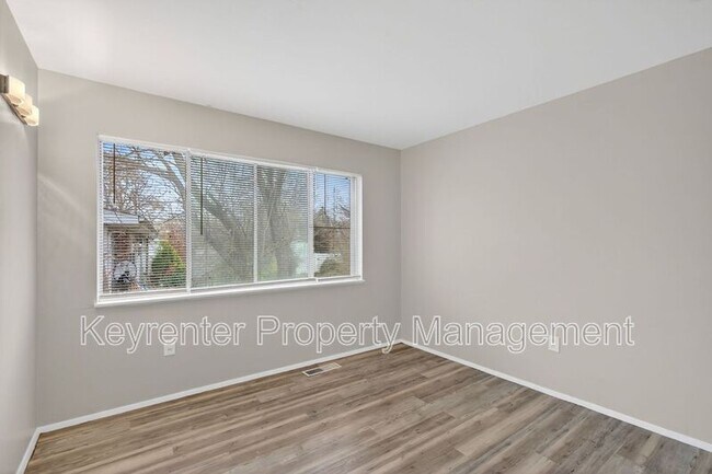 Building Photo - 900 Paddock Dr