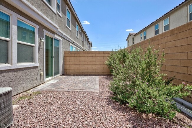 Building Photo - 5327 Lazy Breeze Ave