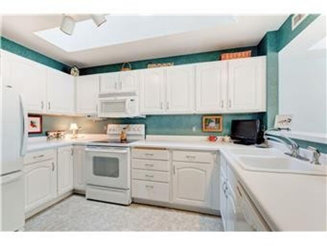 Building Photo - Edina Condo, Vaulted Ceilings, All New Car...