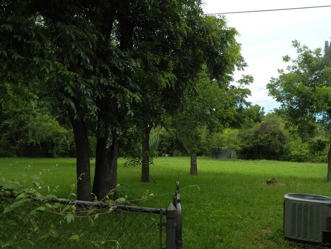 Building Photo - Spacious 3-Bedroom Home with 1.5 Baths & H...