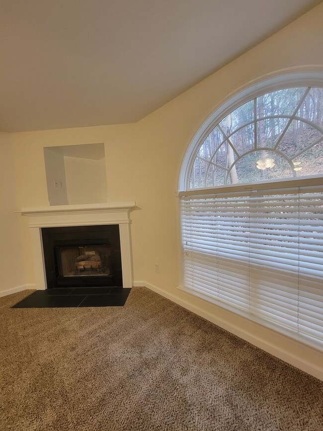 Building Photo - Cozy Convenient Condo