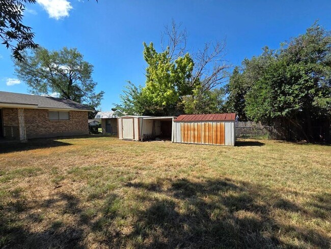 Building Photo - FOR LEASE!!