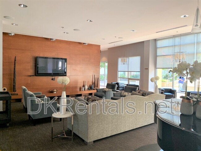 Building Photo - 711 Cosmopolitan Dr NE