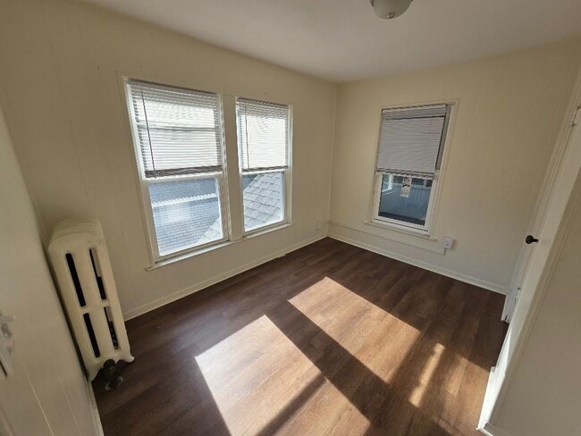 Building Photo - 372 S Midler Ave