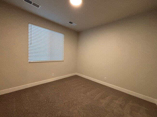 Building Photo - SINGLE LEVEL TOWNHOME FOR RENT!