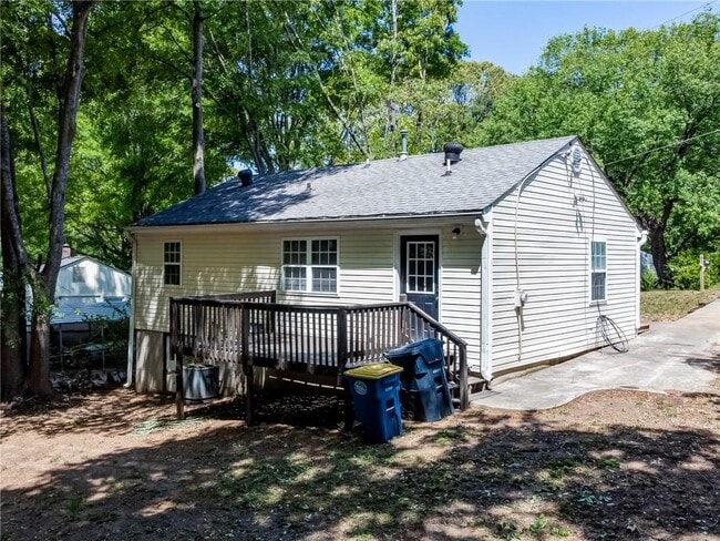 Building Photo - 2053 White Oak Cir