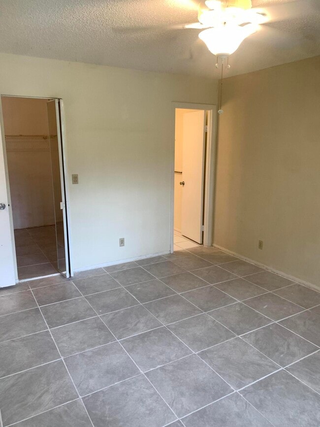 Building Photo - 220 Lake Constance Dr