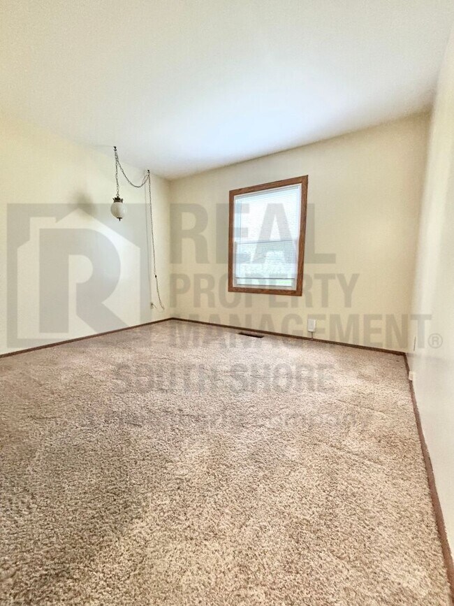 Building Photo - 555 Meadow Ln