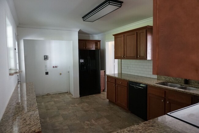 Building Photo - Pet Friendly 3 Bedroom 1 Full Bath located...