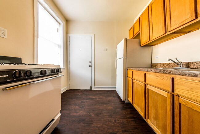 Building Photo - 212 E 69th